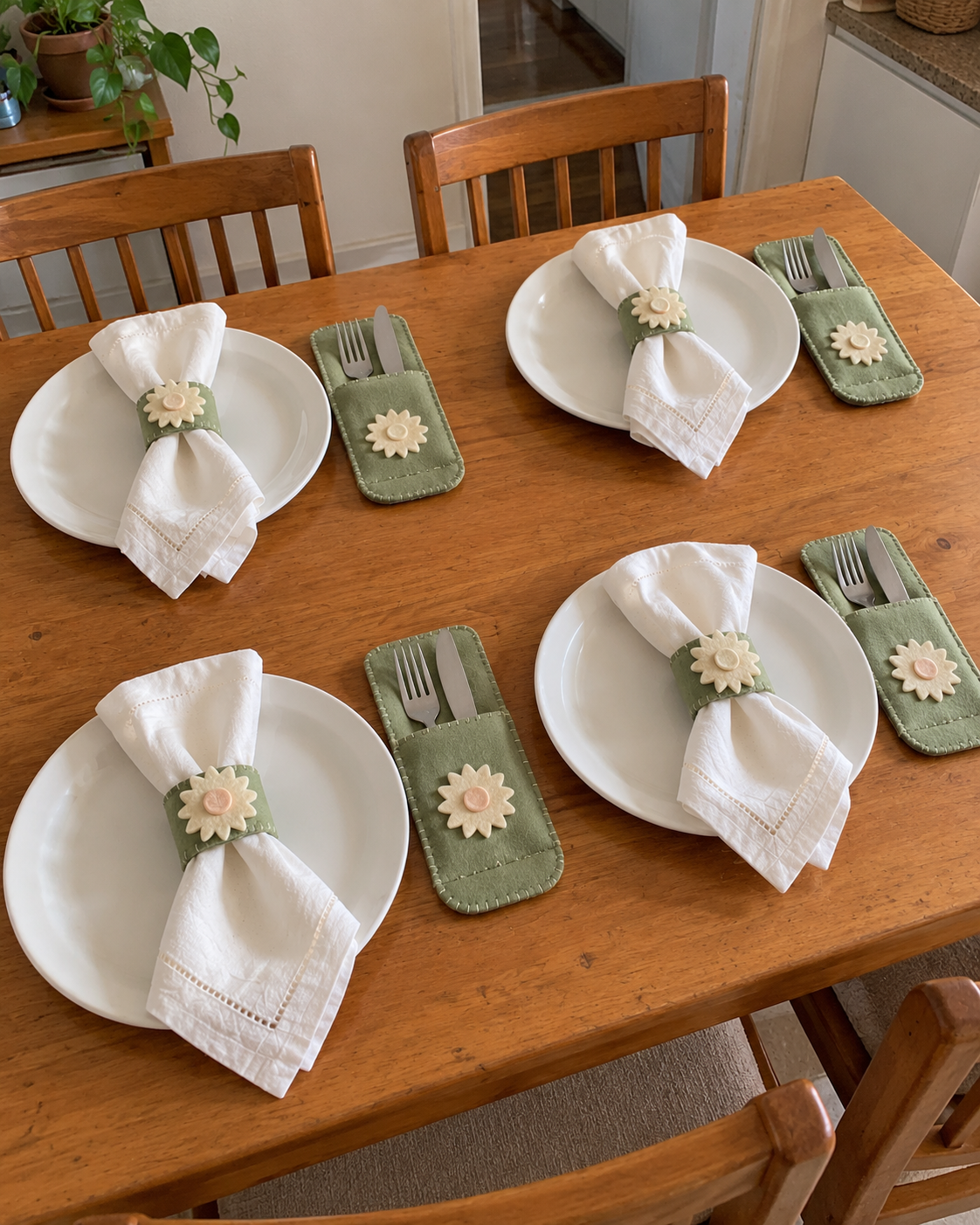 Mesa de casa com porta-talheres e porta-guardanapos florais de feltro